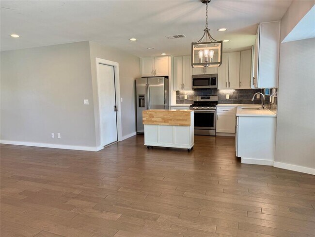 Foto del edificio - 5229 Basswood Ln
