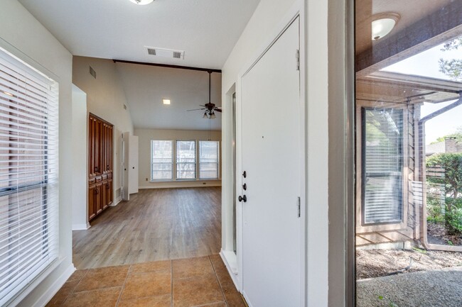 Building Photo - Beautiful and bright Plano home with updates