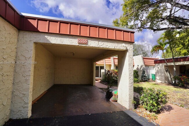 Foto del edificio - 6555 NW 99th Ave