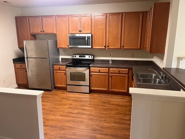 Building Photo - Beautiful Townhouse