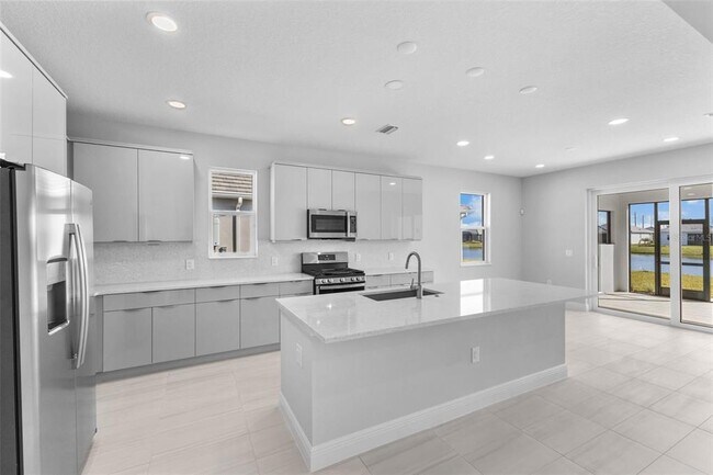 Foto del edificio - 8071 Slipway Dr