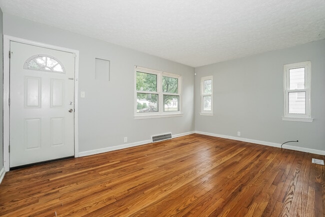 Building Photo - 790 E 258th St