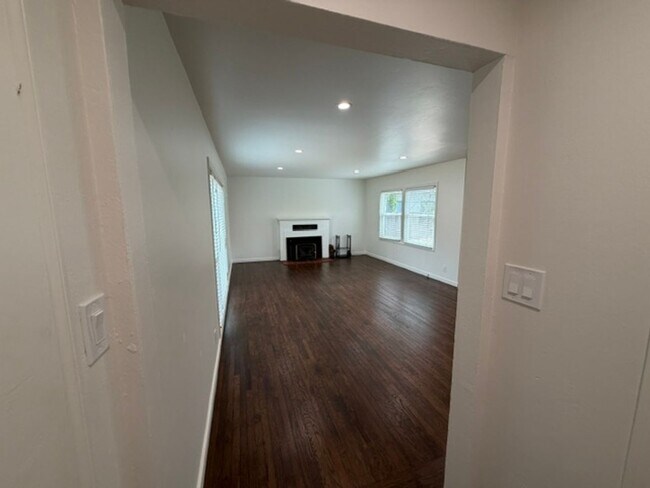 Foto del edificio - Charming JC Neighborhood Rental with Brand-New Kitchen & Hardwood Floors