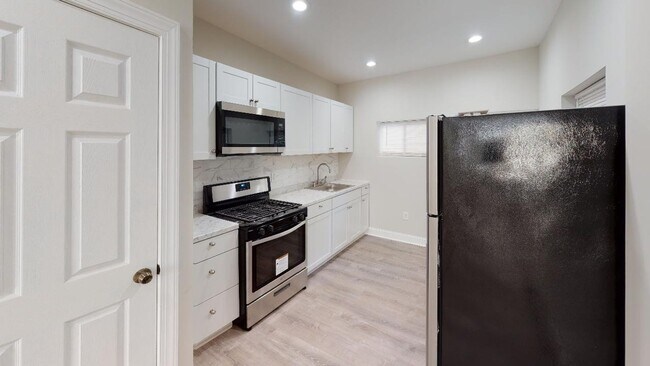 Building Photo - SPACIOUS 3bd/1.5ba Home in Point Breeze Av...