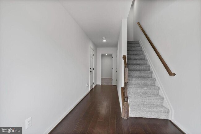 Foto del edificio - 2437 Drake Ln