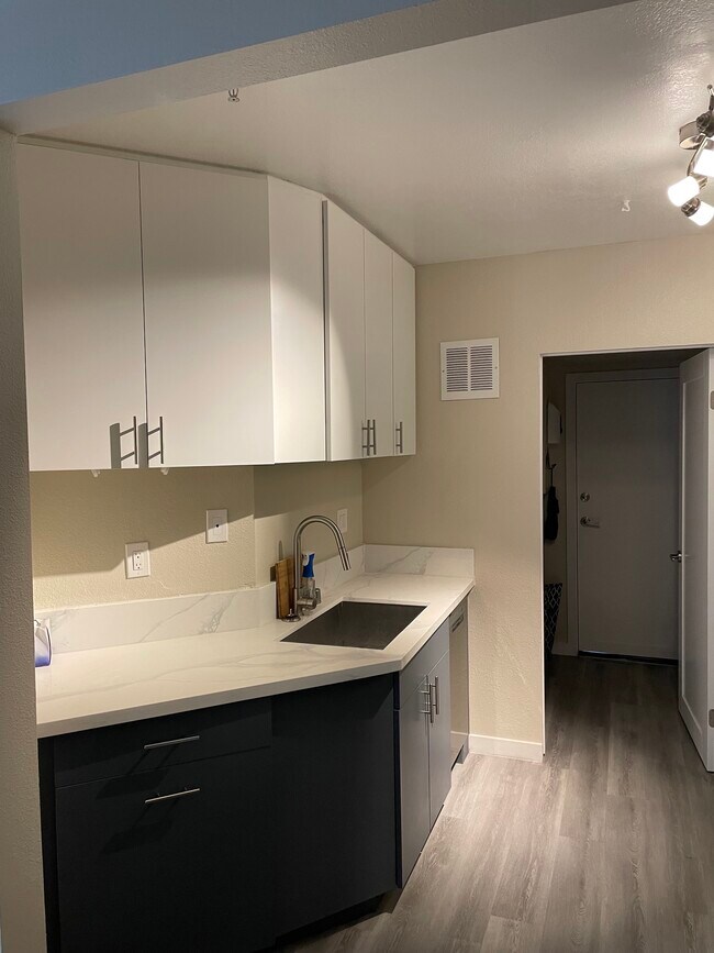 Kitchen - 626 Lake St