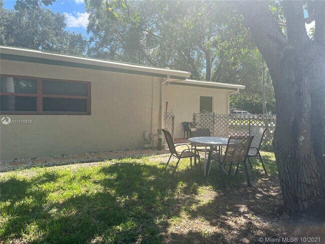 Foto del edificio - 5741 Douglas St