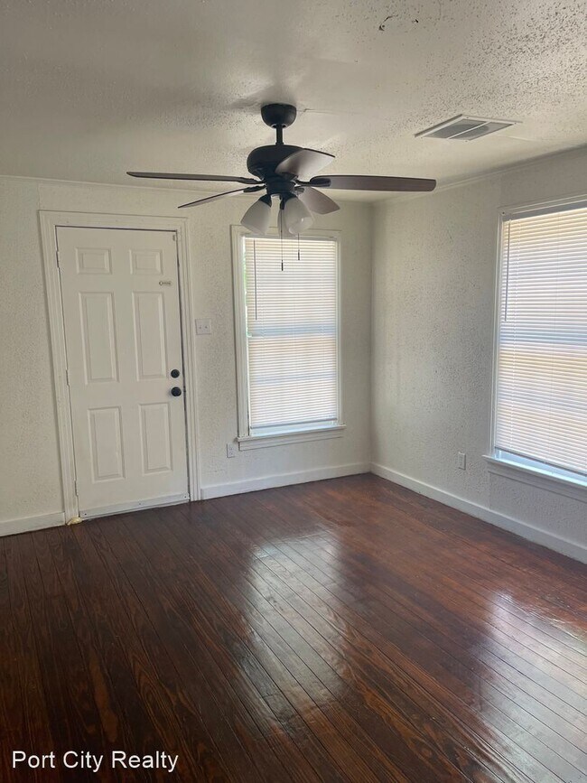 Building Photo - 3 br, 1 bath House - 7041 Karen St