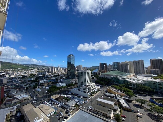 Building Photo - Kapiolani Manor 1 Bedroom with secured cov...