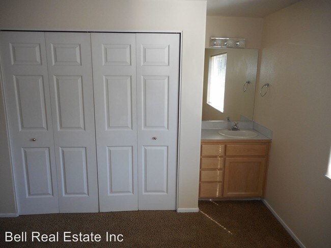 Building Photo - 940-940 E 24th Ave