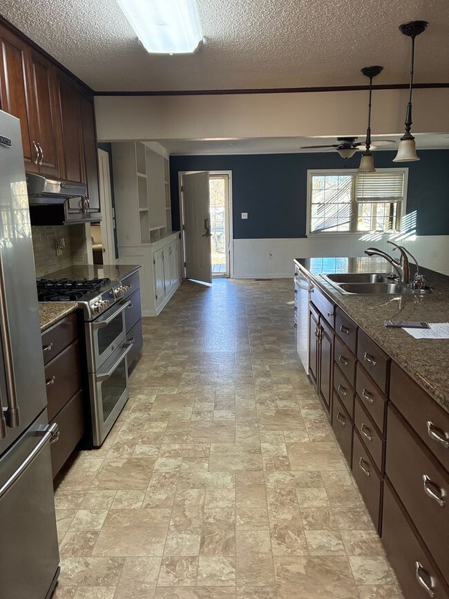 Foto del edificio - Chef's Kitchen! Large Home on Corner Lot with Spacious Fenced Yard