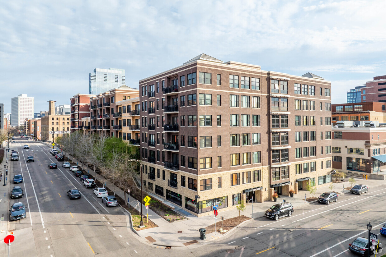 Primary Photo - 5th Avenue Lofts