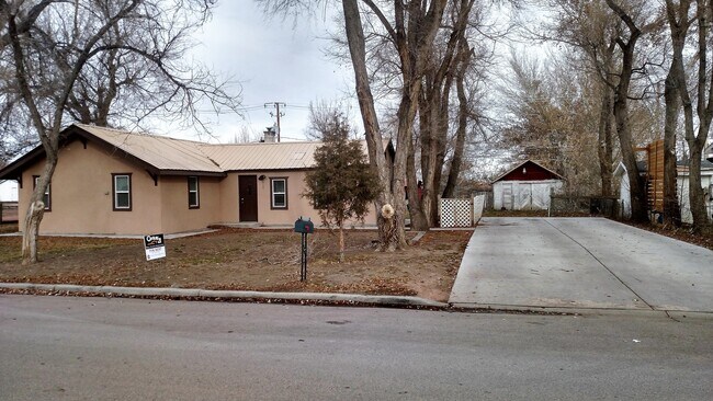 Building Photo - 2 Bed 1 Bath Home