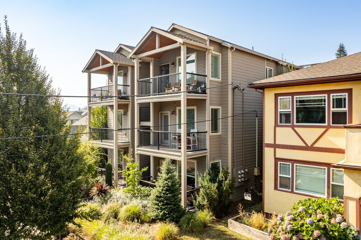 Building Photo - Montana Apartments