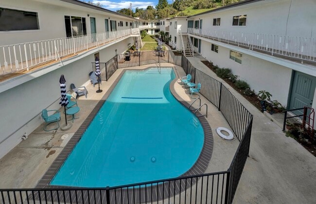 Building Photo - GeoLiv Hillcrest Oaks LLC