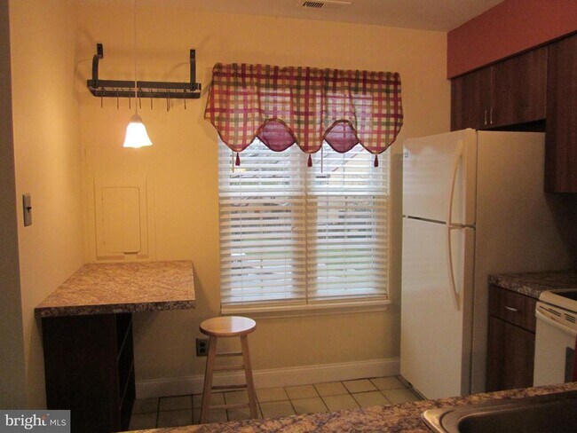Building Photo - 302B Mitten Ln