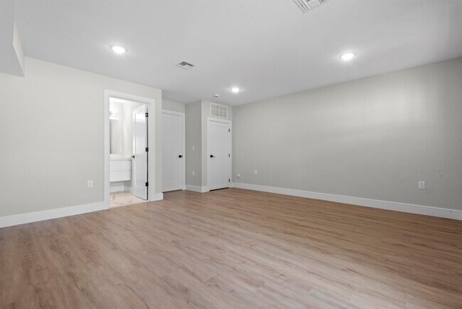 Building Photo - 403 Maple St