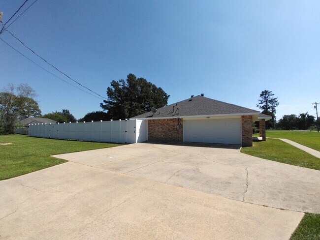 Building Photo - 1670 Glendale Rd