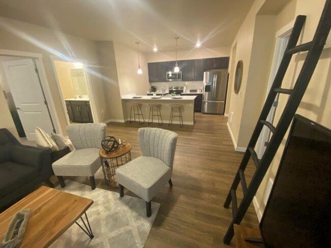 Foto del edificio - Reduced! Spacious 2-Bedroom, 2-Bathroom Townhome in West Olympia — December Rent FREE!