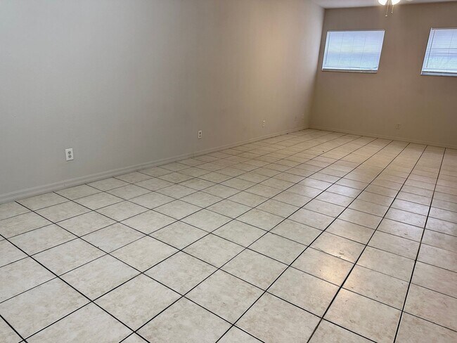 Foto del edificio - Spacious End-Unit Townhome Under Market Value – Freshly Updated & Prime Plant City Location