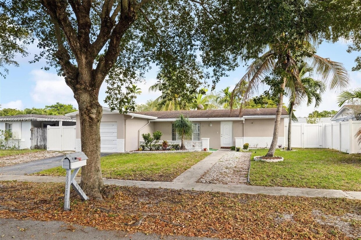 Foto principal - 9431 NW 23rd St