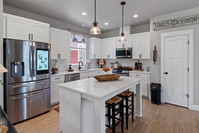 Foto del edificio - 936 E Black Butte Ave