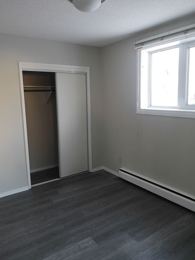 Photo du bâtiment - 10730 84 Av NW