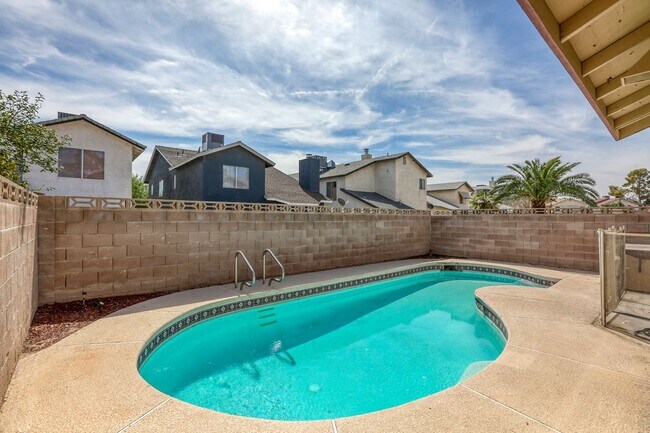Foto del edificio - Beautiful 4 bedroom POOL home close to Nellis AFB!