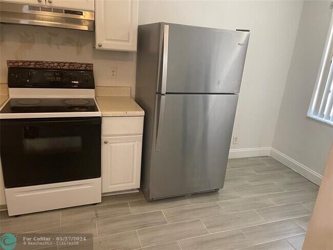 Foto del edificio - 4164 Lakeside Dr