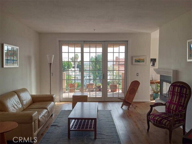 Foto del edificio - 5142 Warner Ave