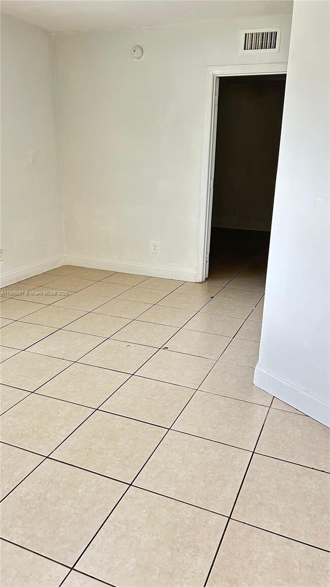 Foto del edificio - 2121 NE 168th St