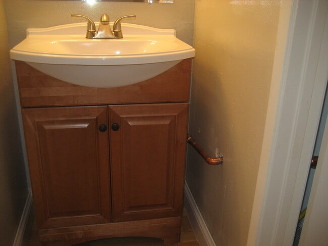 Powder room - 10817 Whipple St