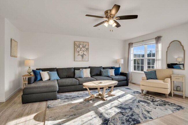 Foto del edificio - Luxury 4/BR, 2.5 bath townhouse