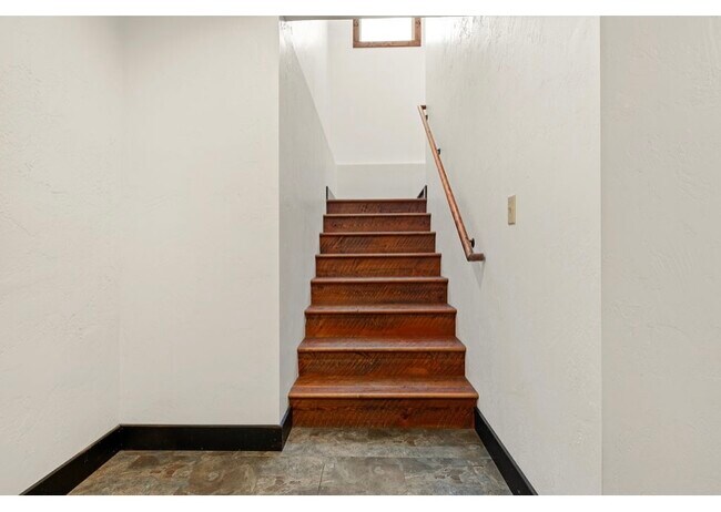 Building Photo - 224 Somers Ave