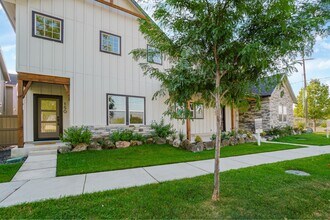 Building Photo - 150 N Edgewood Ln