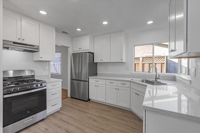 Building Photo - 1878 Cabana Dr