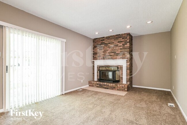 Foto del edificio - 125 Lake Point Dr