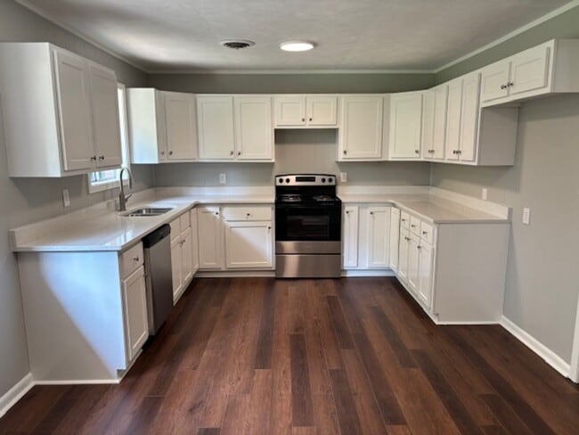 Foto del edificio - Renovated 4 Bedroom 1 Bath Apartment for R...