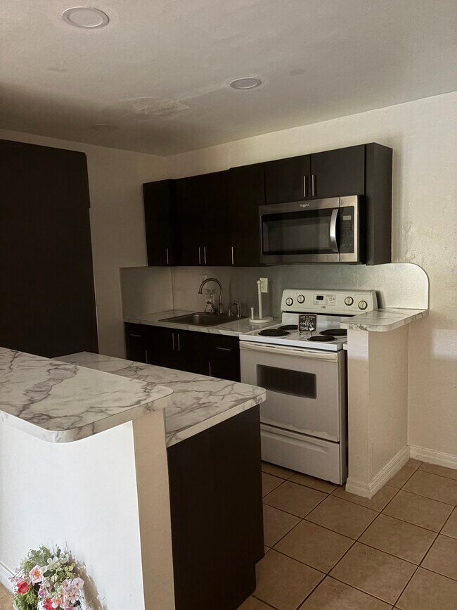 Building Photo - 7101 Miami Lakes Dr