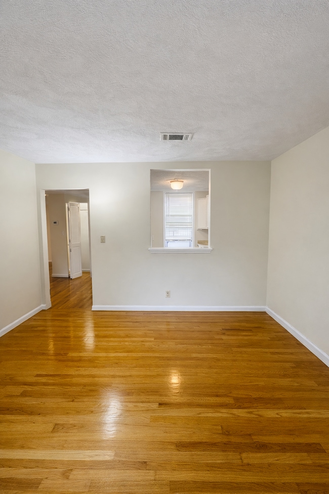 Building Photo - 84 Gordon St