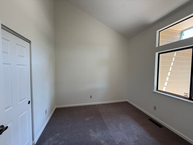 Building Photo - A Cute Single Quiet Court Home!
