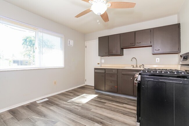 Building Photo - Brick 3 Bedroom with Fenced Yard