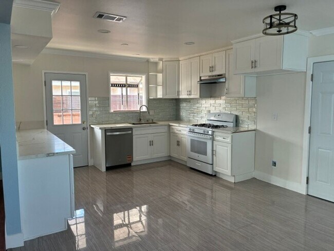 Foto del edificio - 5 Bedroom 4 Bath House in Garden Grove