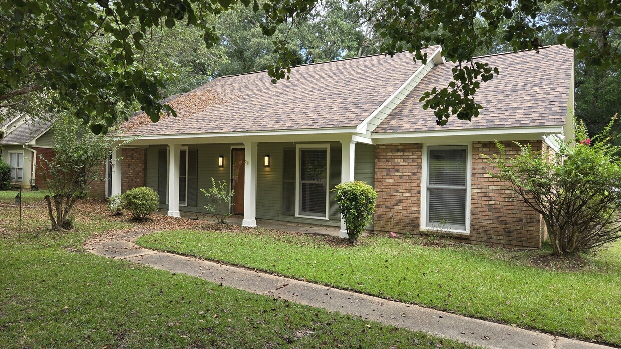 Foto principal - 405 Brentwood Dr