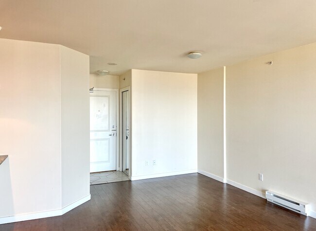 Building Photo - 8460 Granville Ave