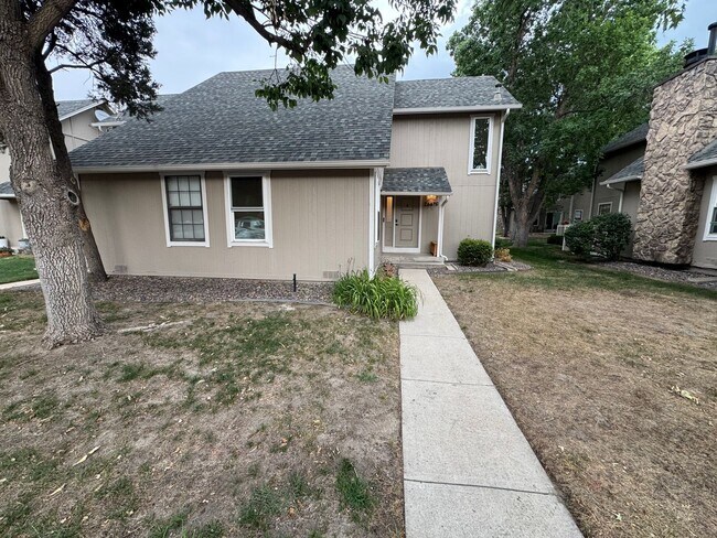 Building Photo - Aurora Townhome Right on the Golf Course