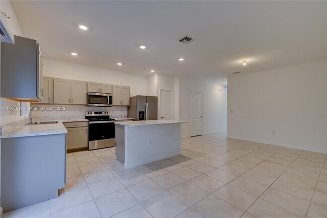 Building Photo - 1170 SW 7th Ct