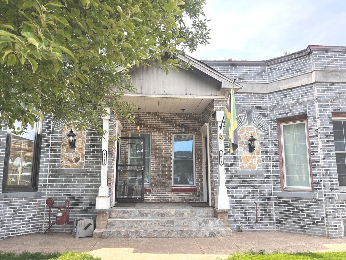 Primary Photo - 4911 W Lake St