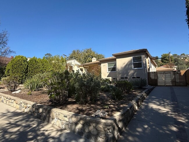 Building Photo - Amazing 3 Bedroom Montrose Home!