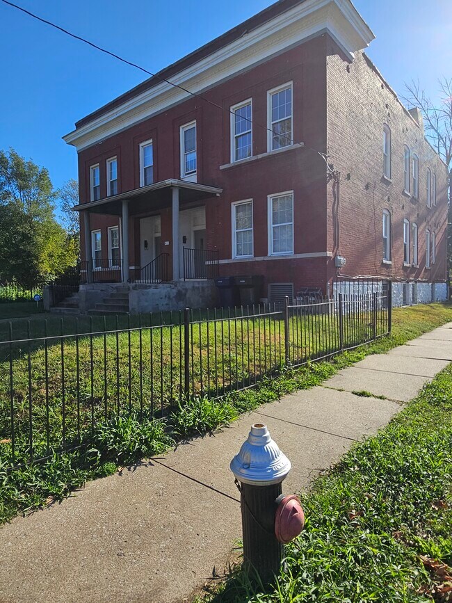 Building Photo - 2702 N Euclid Ave